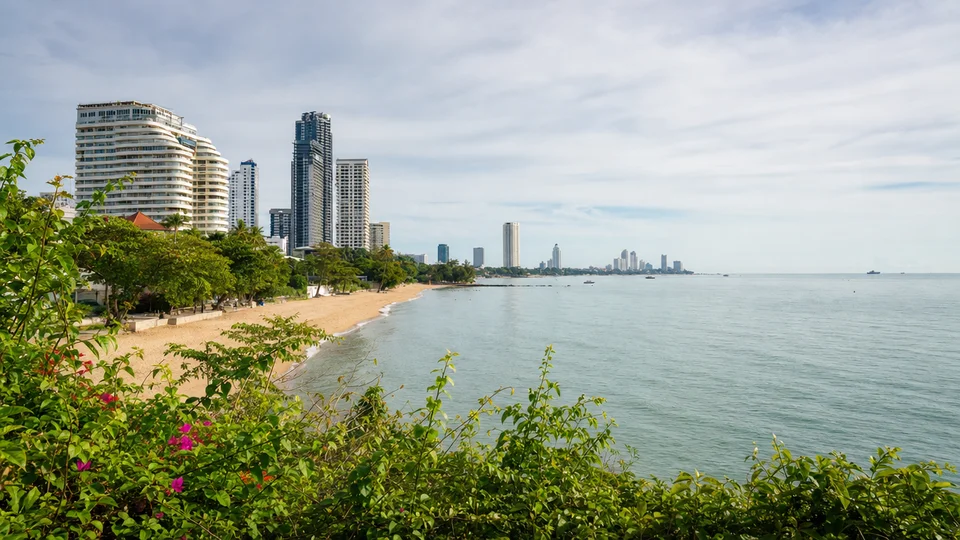 Condo Rental in Bangkok Under 10,000 Baht: Comparison with Pattaya 2026